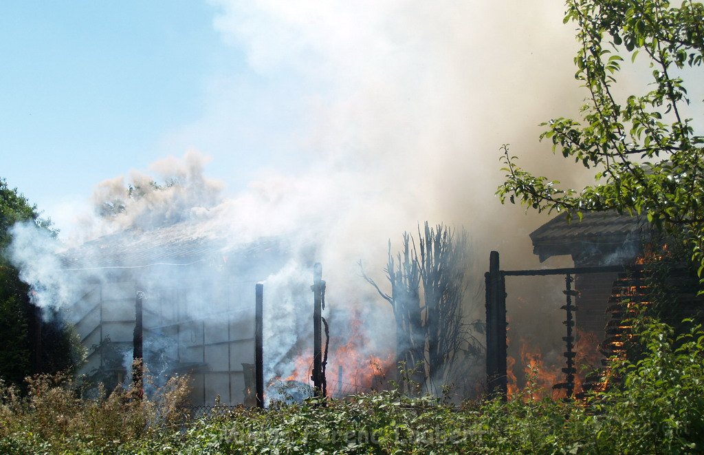 Gartenlaube in Vollbrand Koeln Poll Im Gremberger Waeldchen P004.JPG